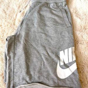 Nike Men’s Alumni shorts size large
